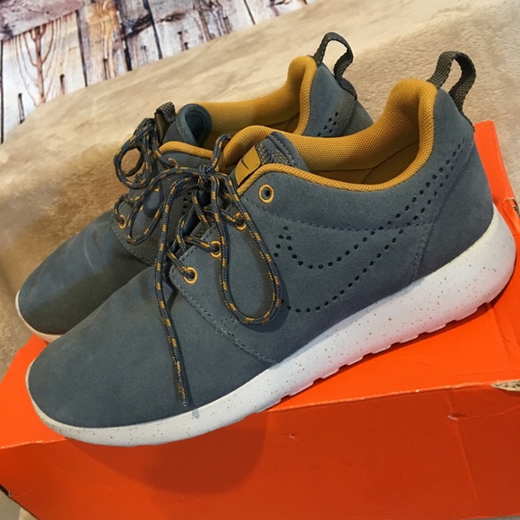 Nike Shoes - Nike roshe blue denim mustard speckled suede shoes